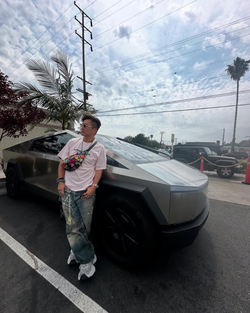 陈山聪忍唔住要同Cybertruck打卡。